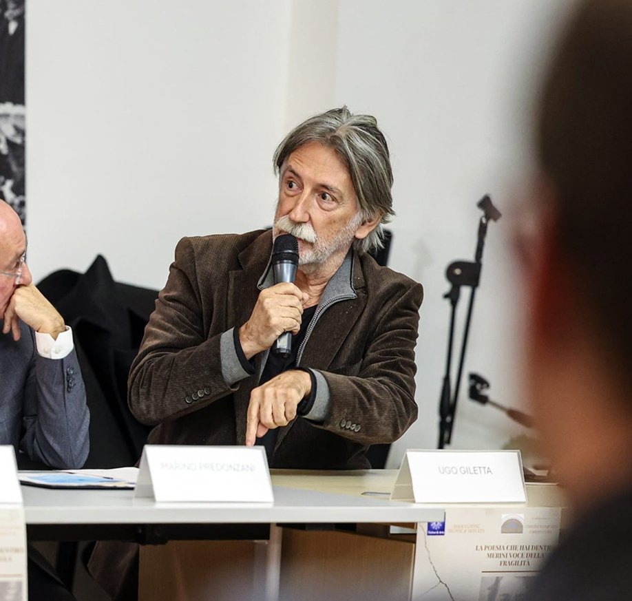 Il relatore spiega in modo appassionato il tema relativo al suo intervento.